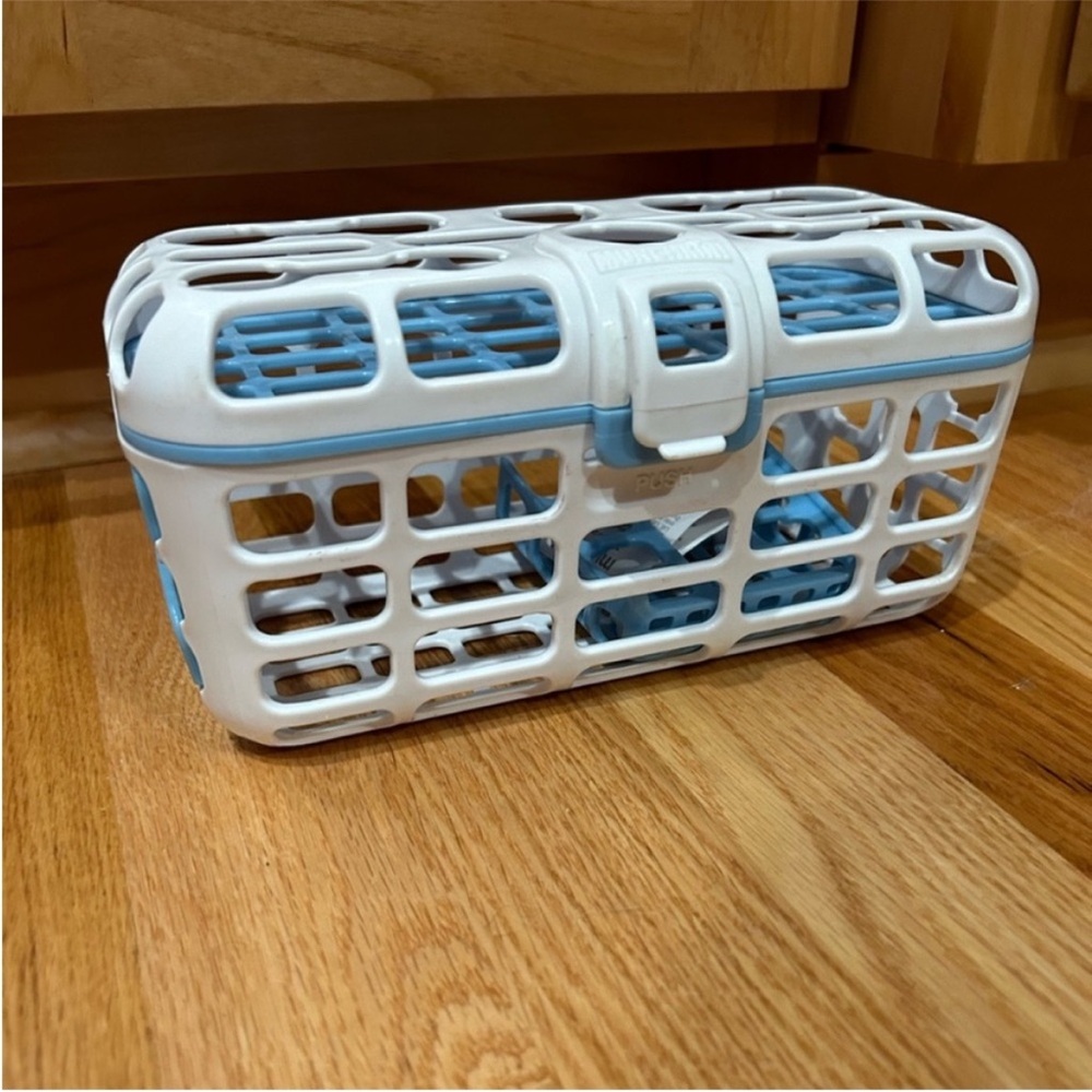 brand new Munchkin deluxe dishwasher basket baby bottle cleaner